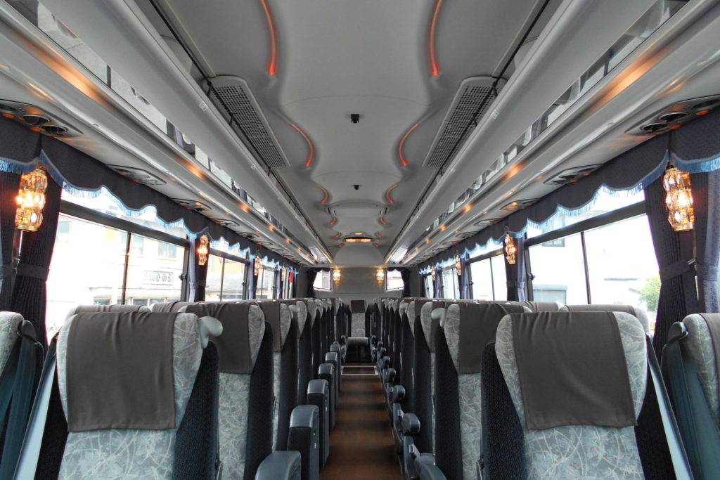室内空間にゆとりのある大型バス 車内