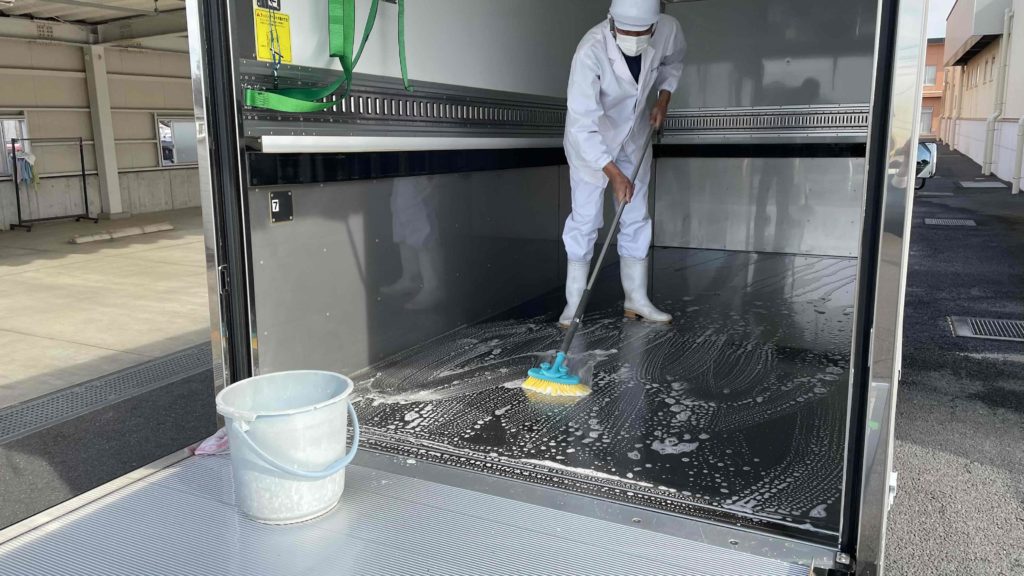 トラックの荷室を洗車してる写真